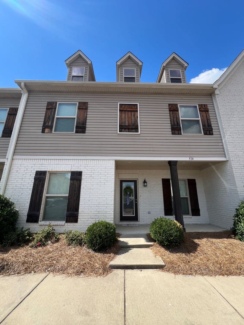 Oxford Townhome: 514 Fifer Circle