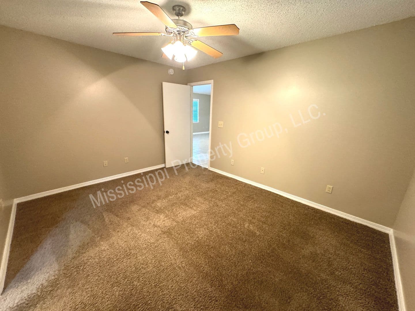 Oxford House: 113 Twin Oaks Cove