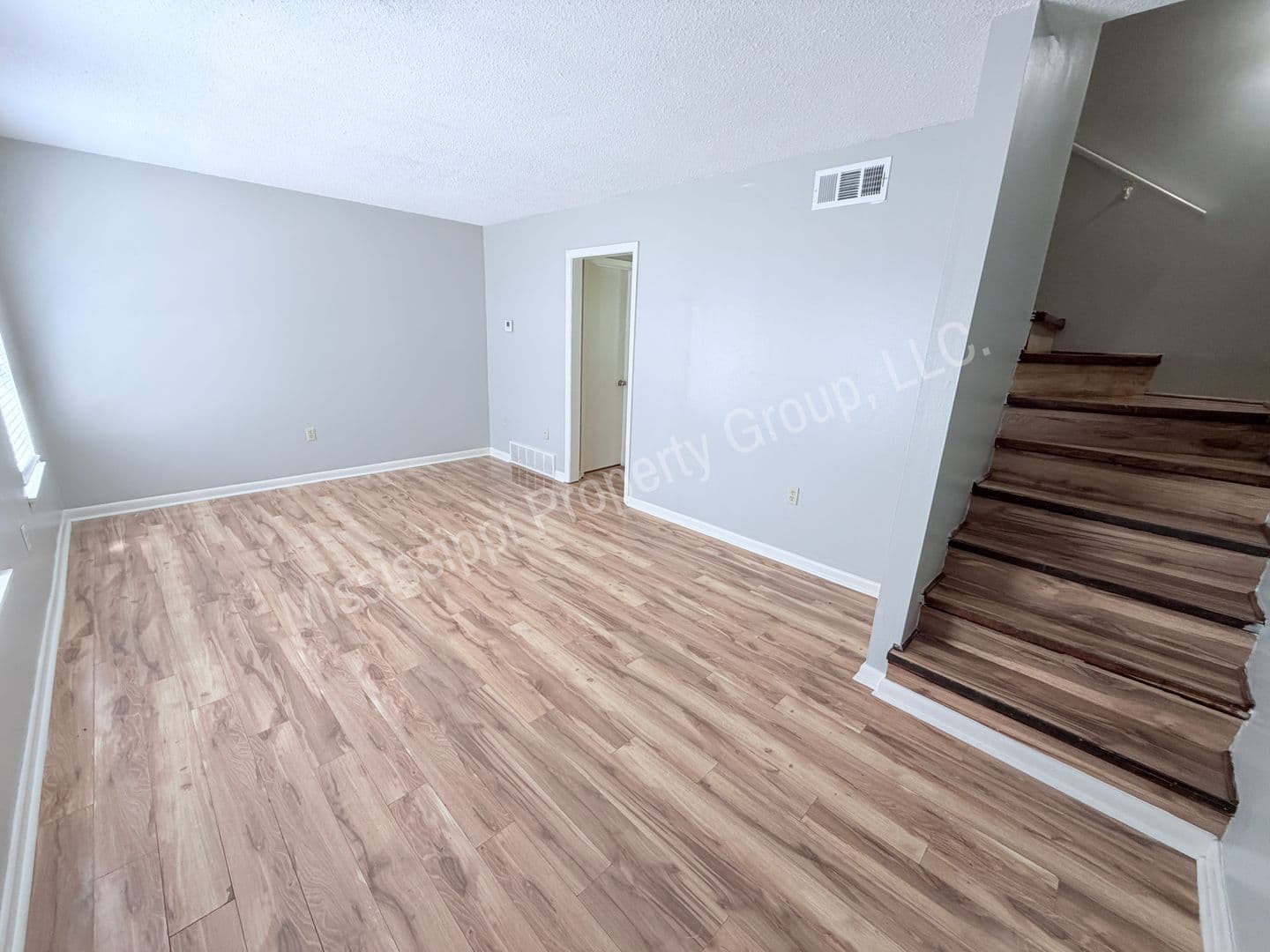 Oxford Apartment: 1750 Jefferson Avenue