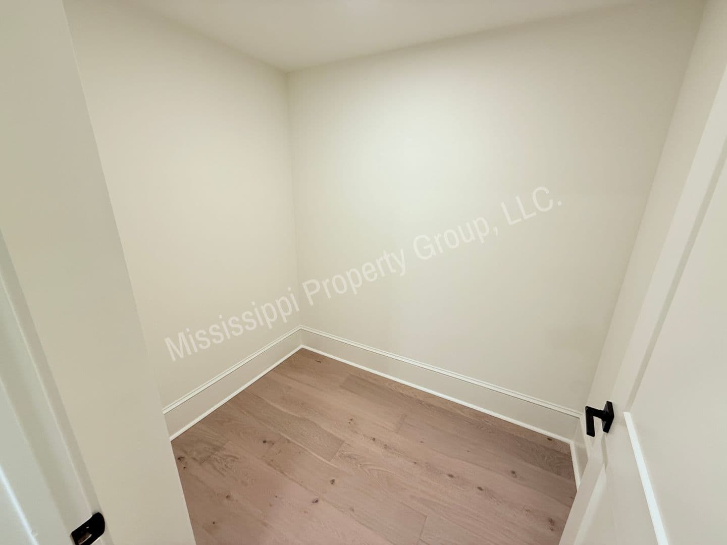 Oxford Apartment: 1000 North Lamar Blvd