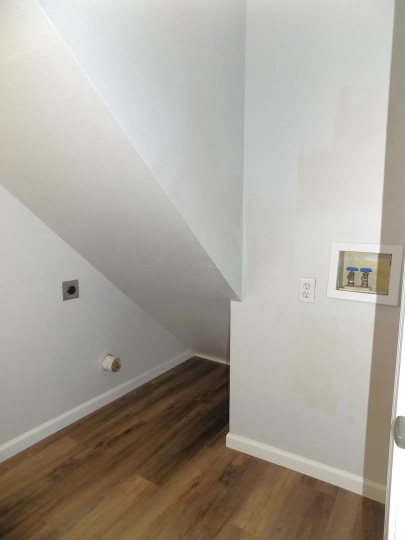 Hollister Apartment: 337 Hawthorne