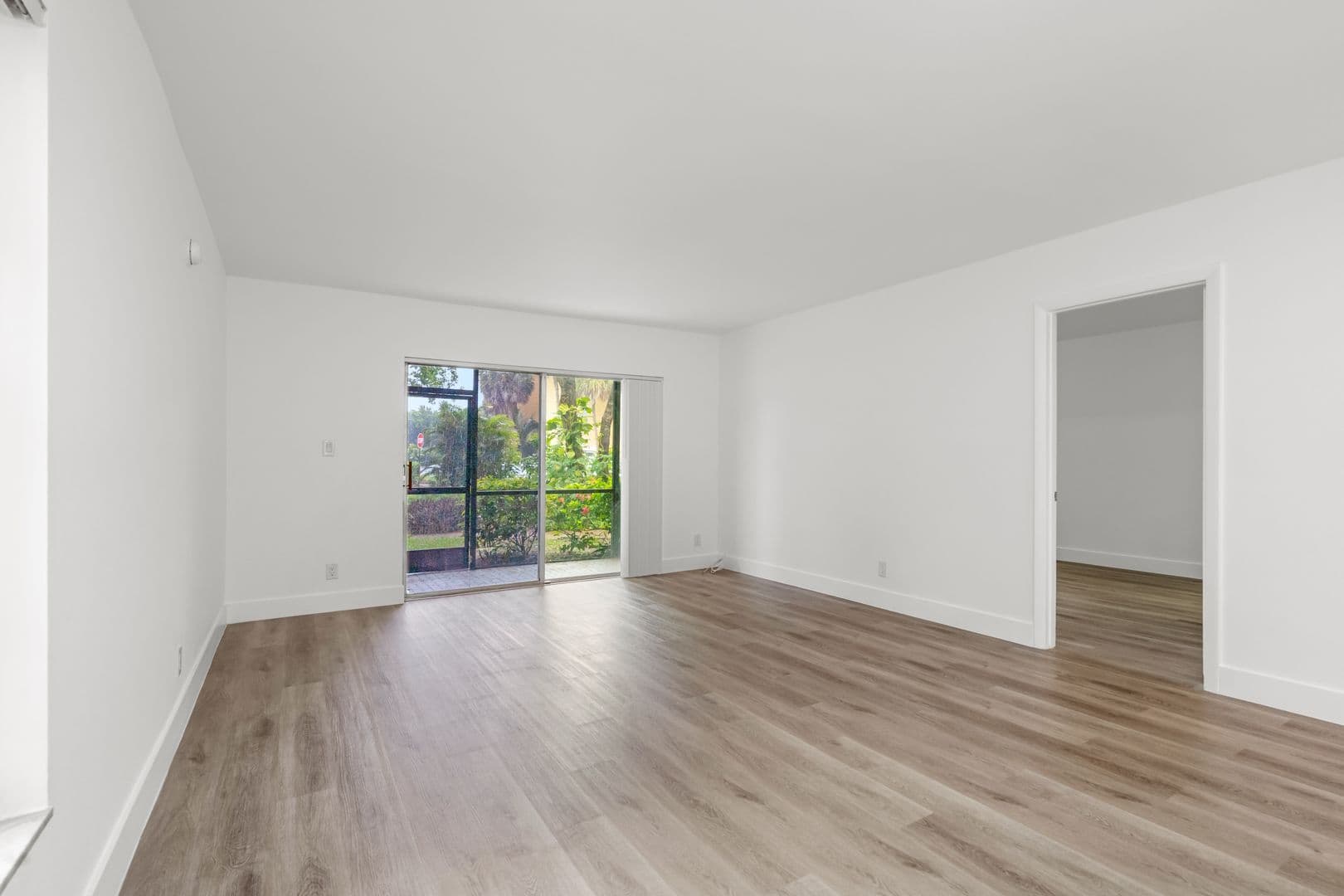 Boca Raton Apartment: 450-490 NW 20th St.