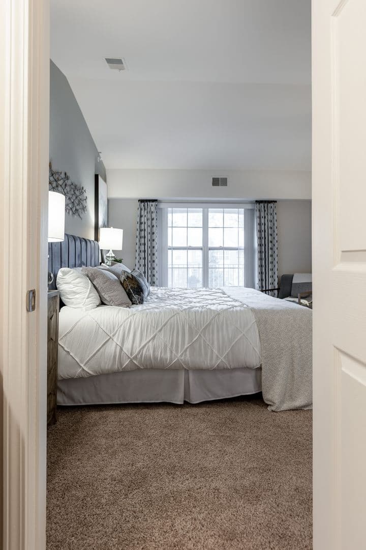 Rochester Hills Apartment: 1090 Academy Drive