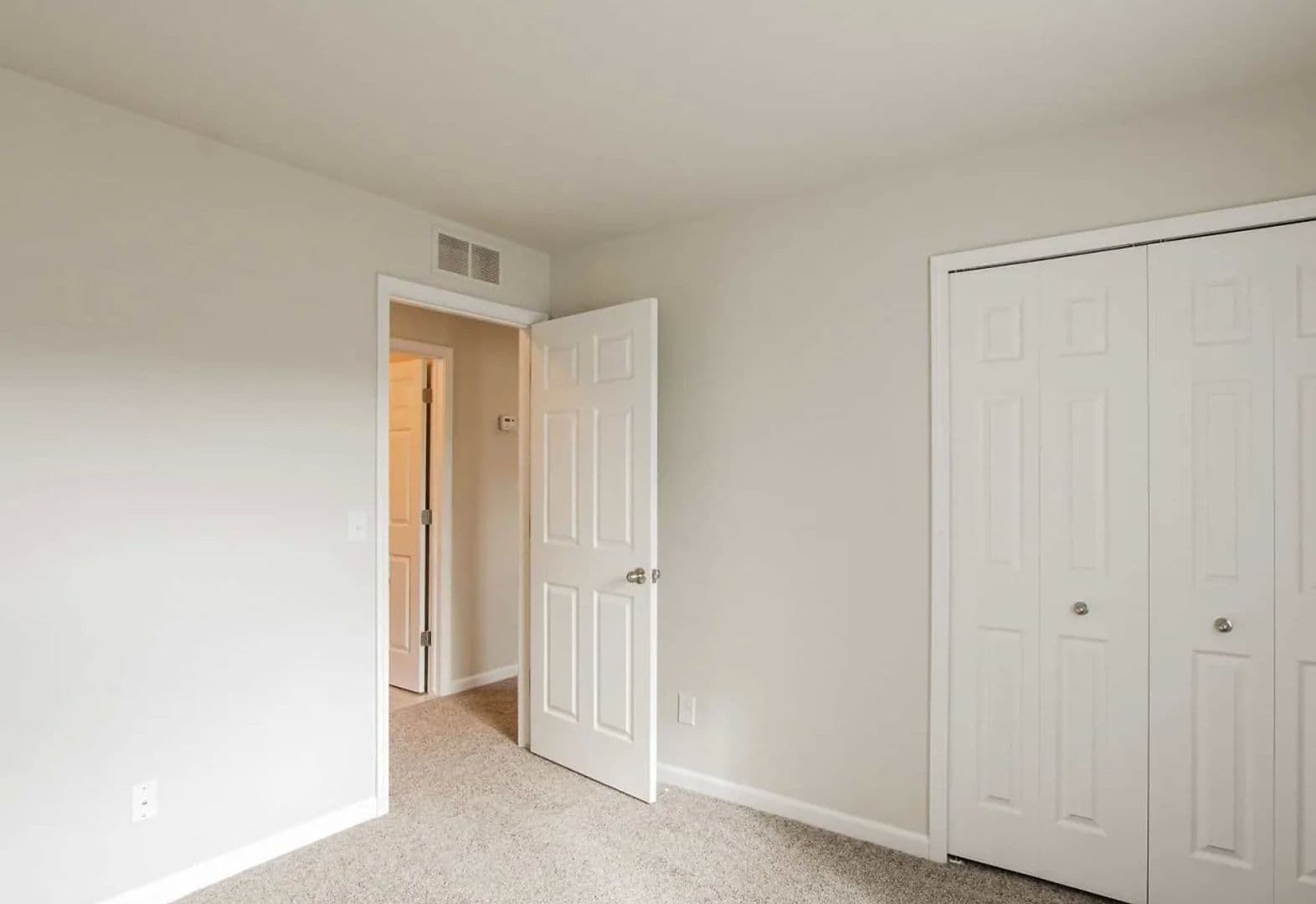 Rochester Hills Apartment: 1090 Academy Drive