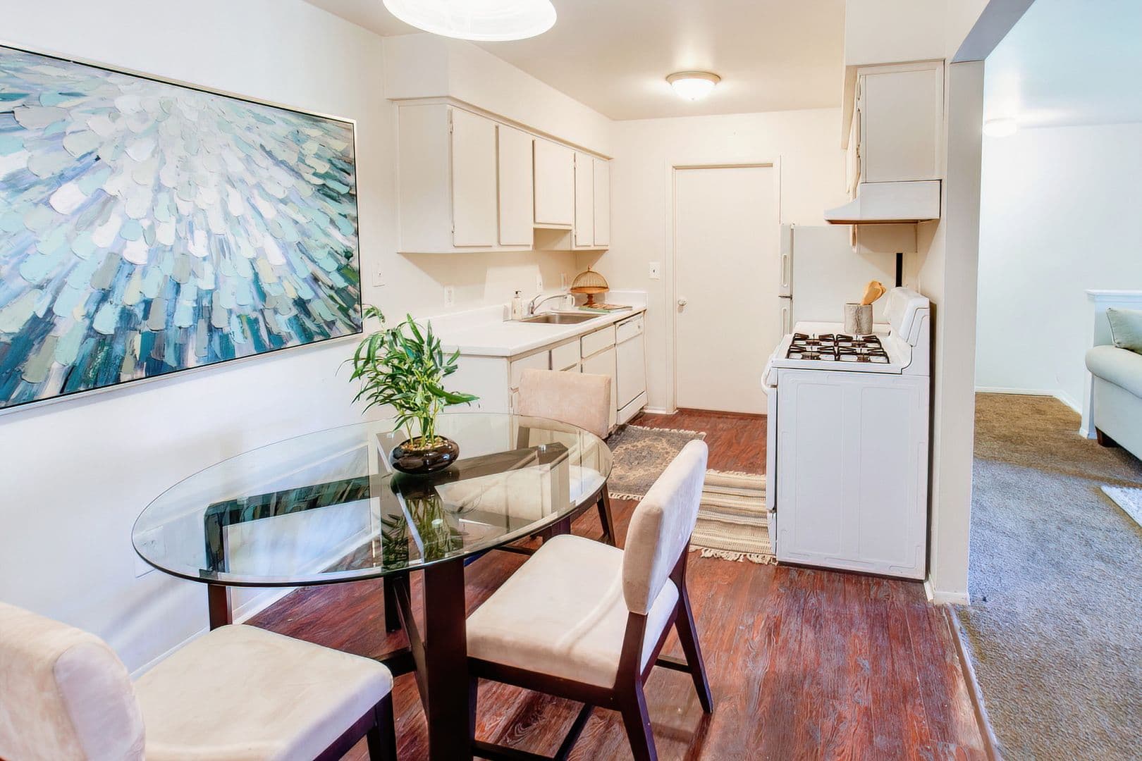 Pontiac Apartment: 505 Old Oak Ct