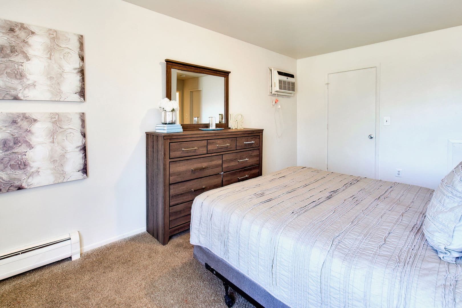Pontiac Apartment: 505 Old Oak Ct