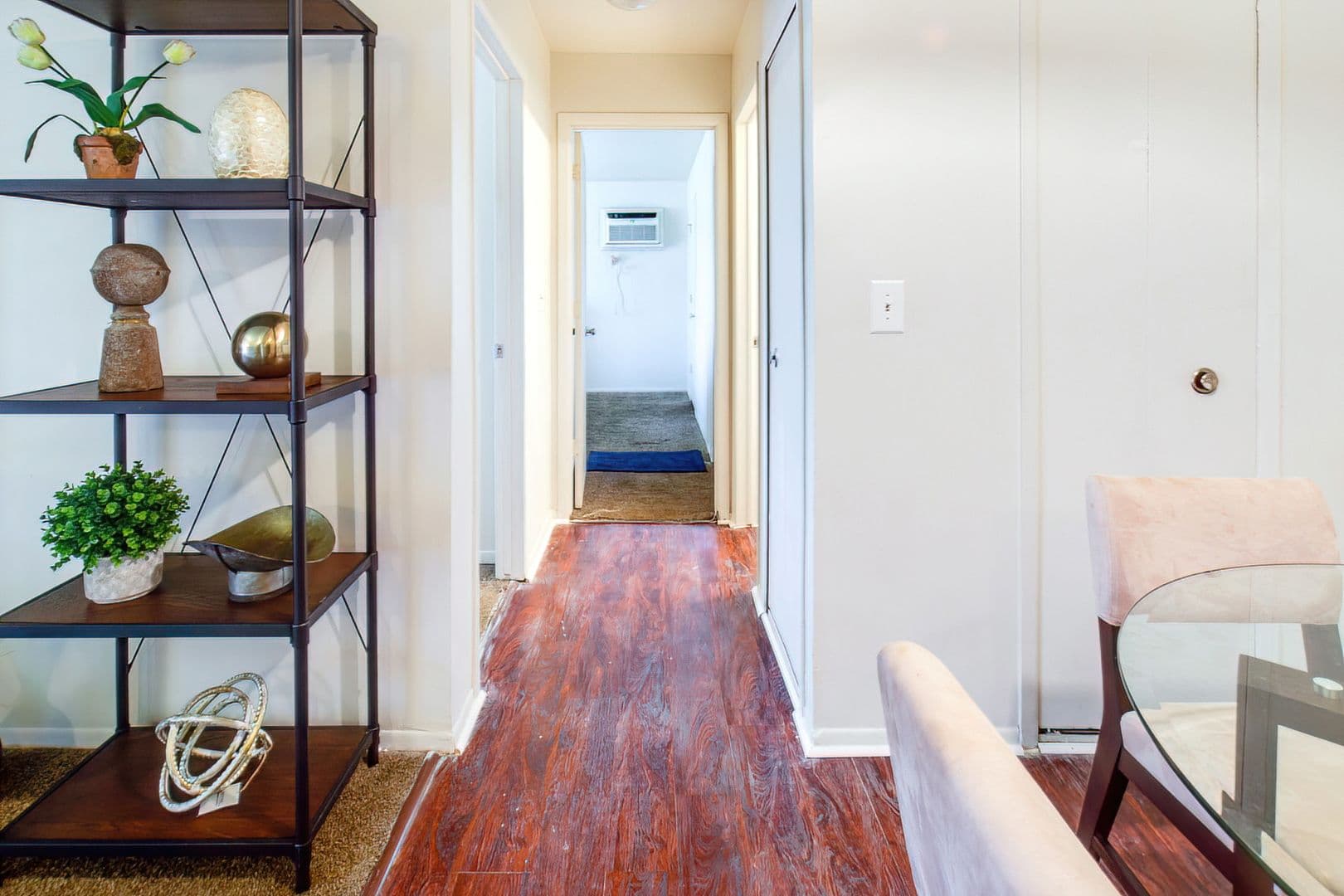 Pontiac Apartment: 505 Old Oak Ct