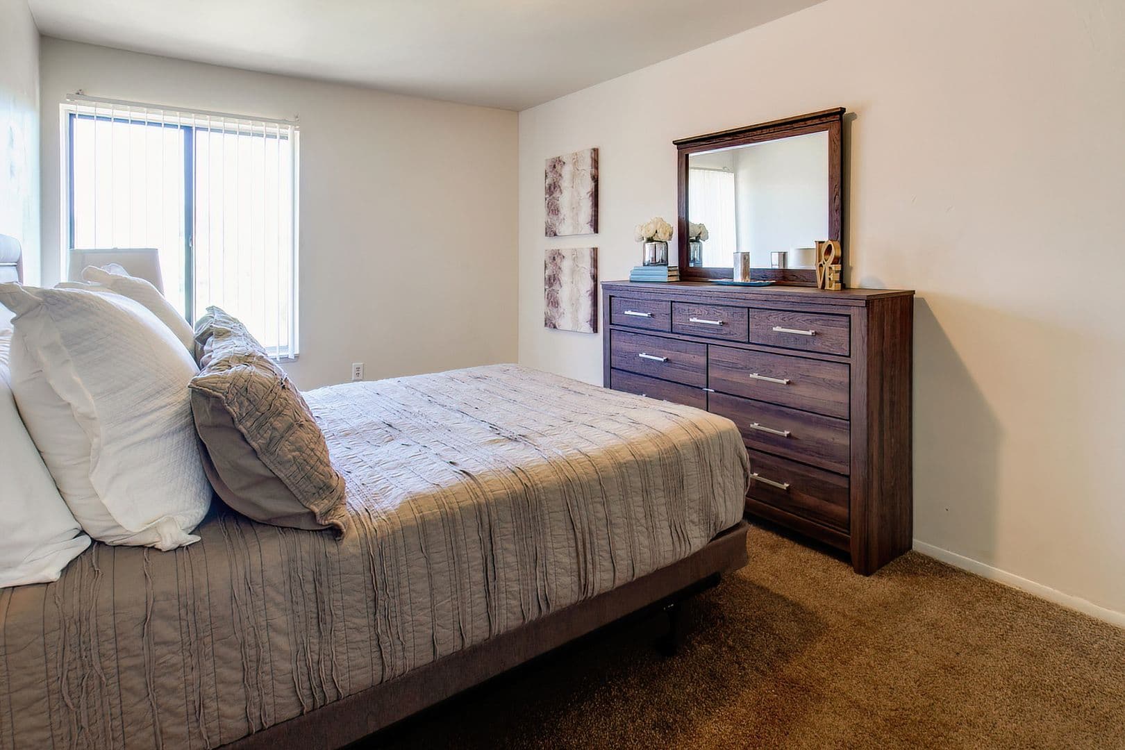 Pontiac Apartment: 505 Old Oak Ct