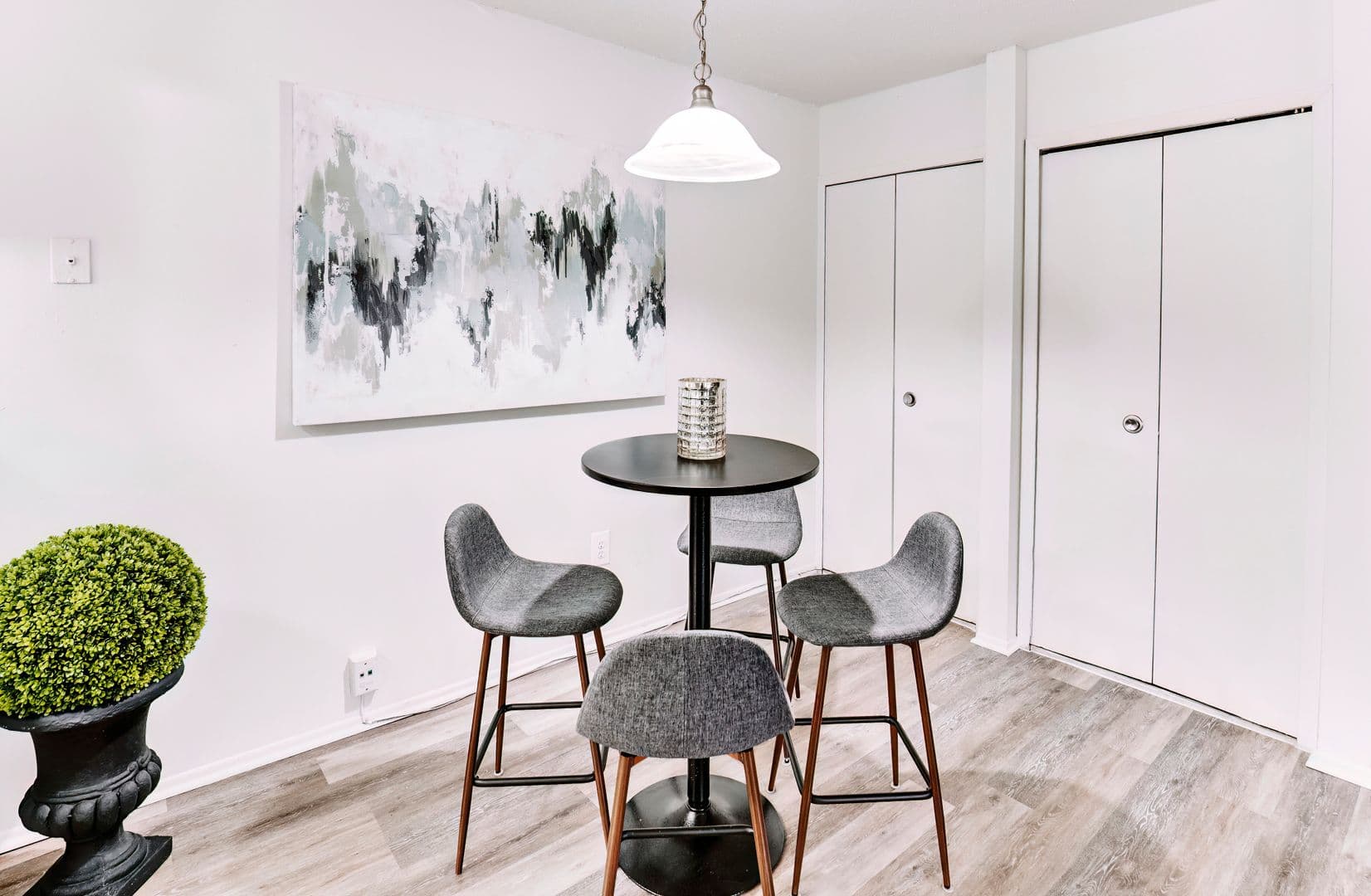 Pontiac Apartment: 505 Old Oak Court