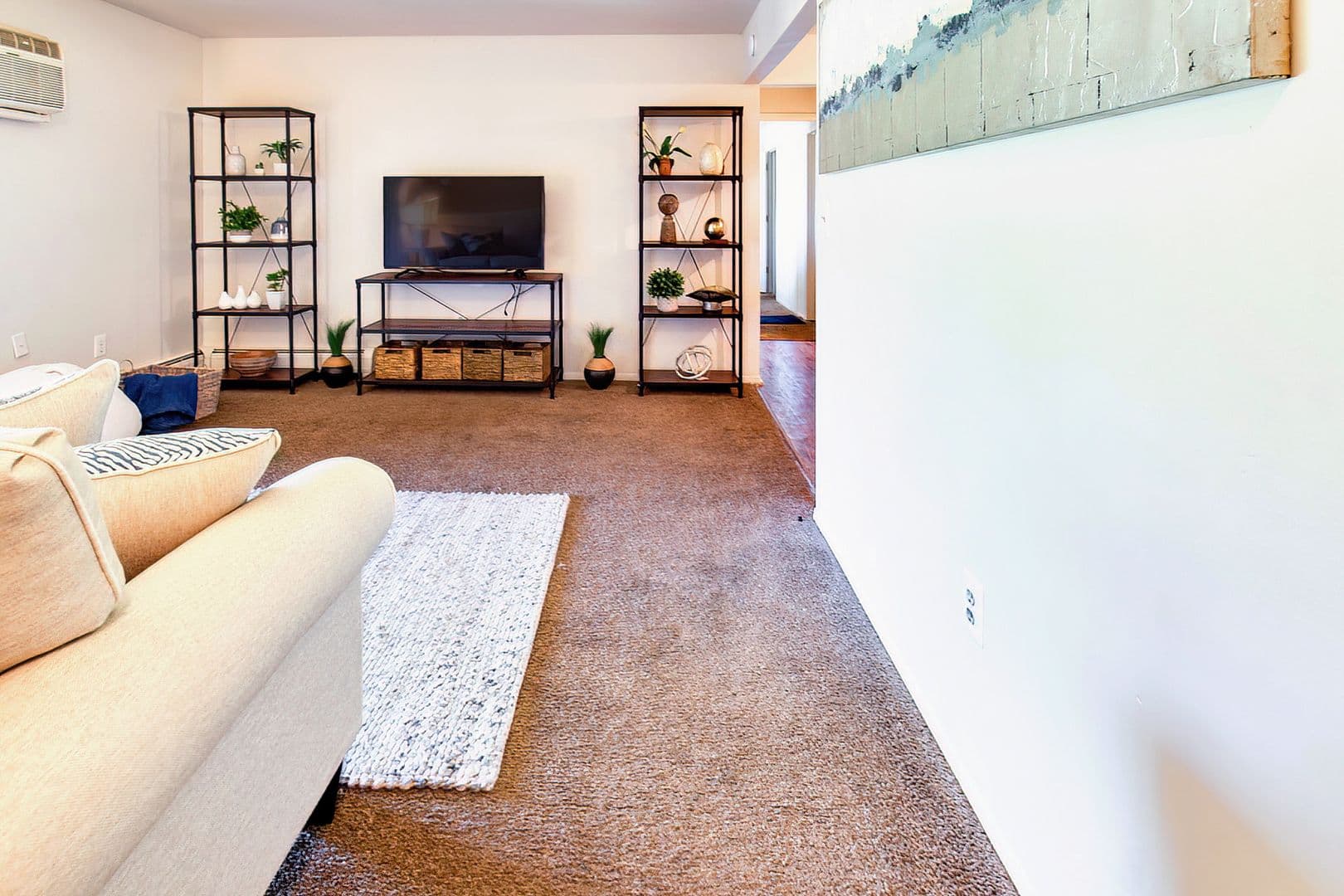 Pontiac Apartment: 505 Old Oak Ct