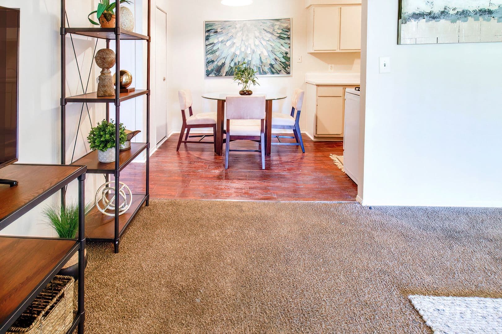 Pontiac Apartment: 505 Old Oak Ct