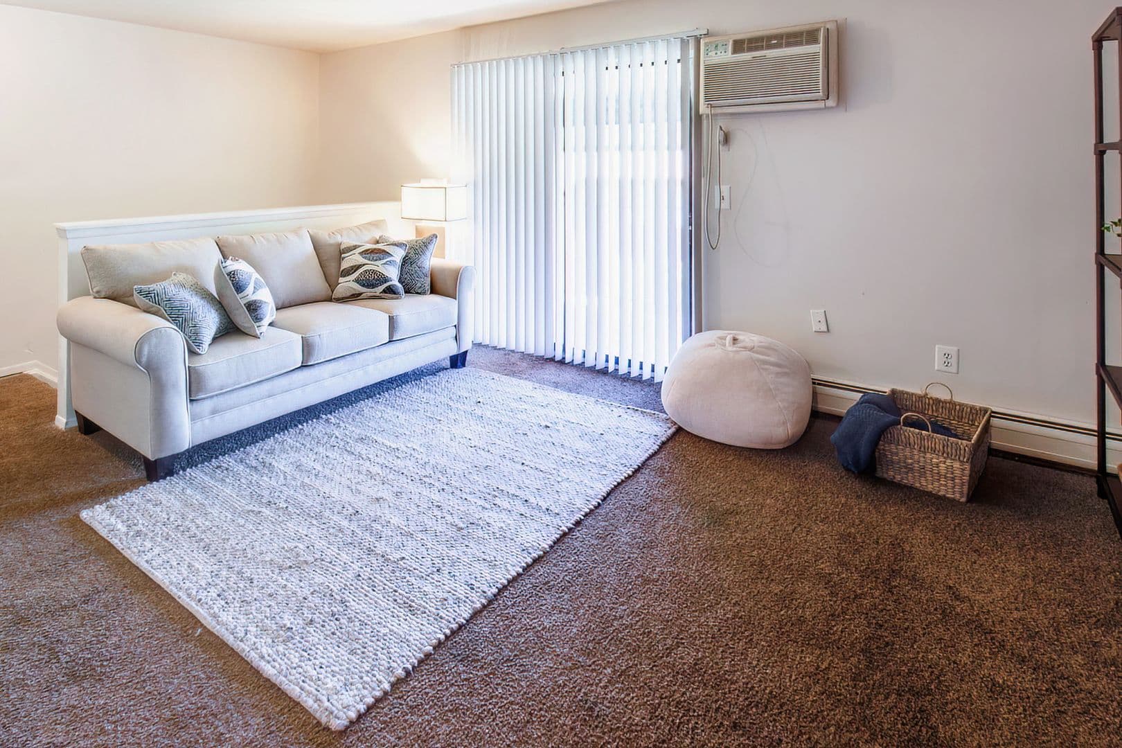 Pontiac Apartment: 505 Old Oak Ct