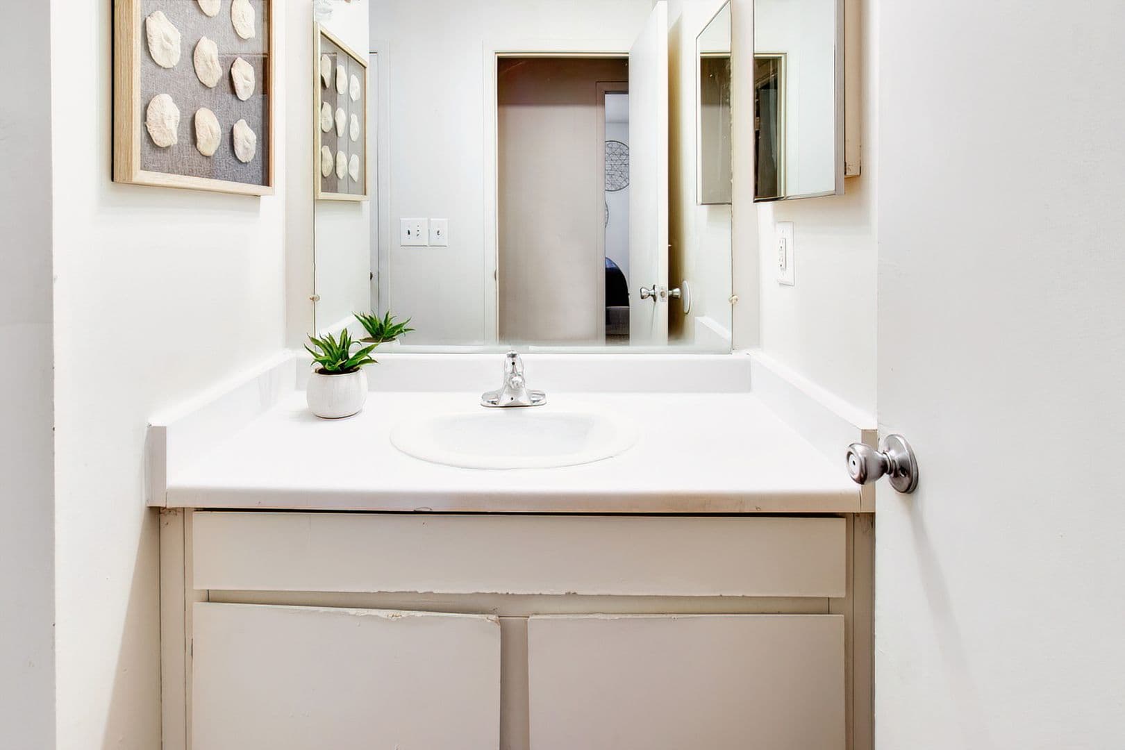 Pontiac Apartment: 505 Old Oak Ct