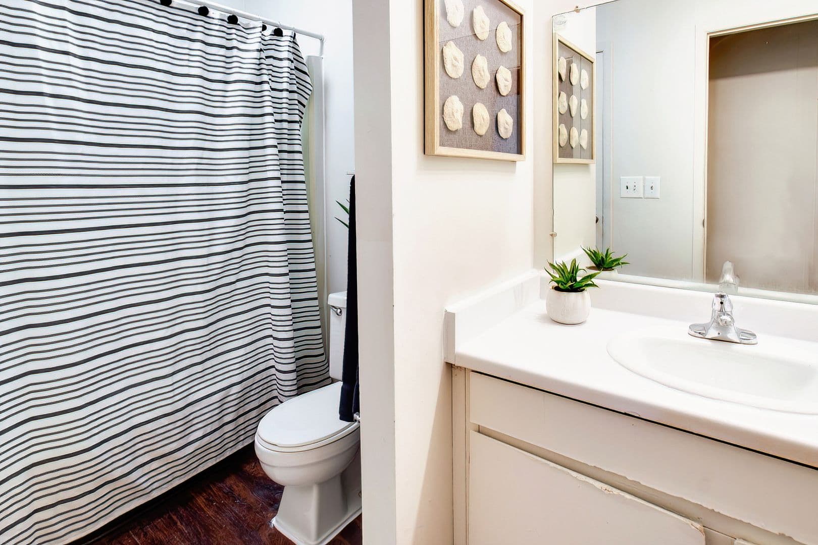 Pontiac Apartment: 505 Old Oak Ct