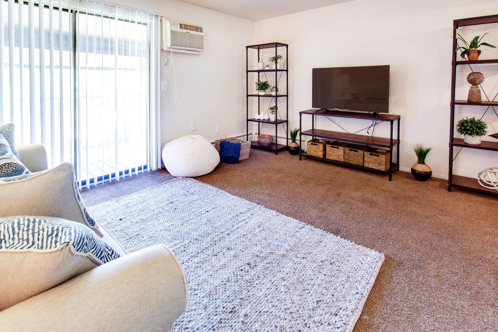 Pontiac Apartment: 505 Old Oak Ct