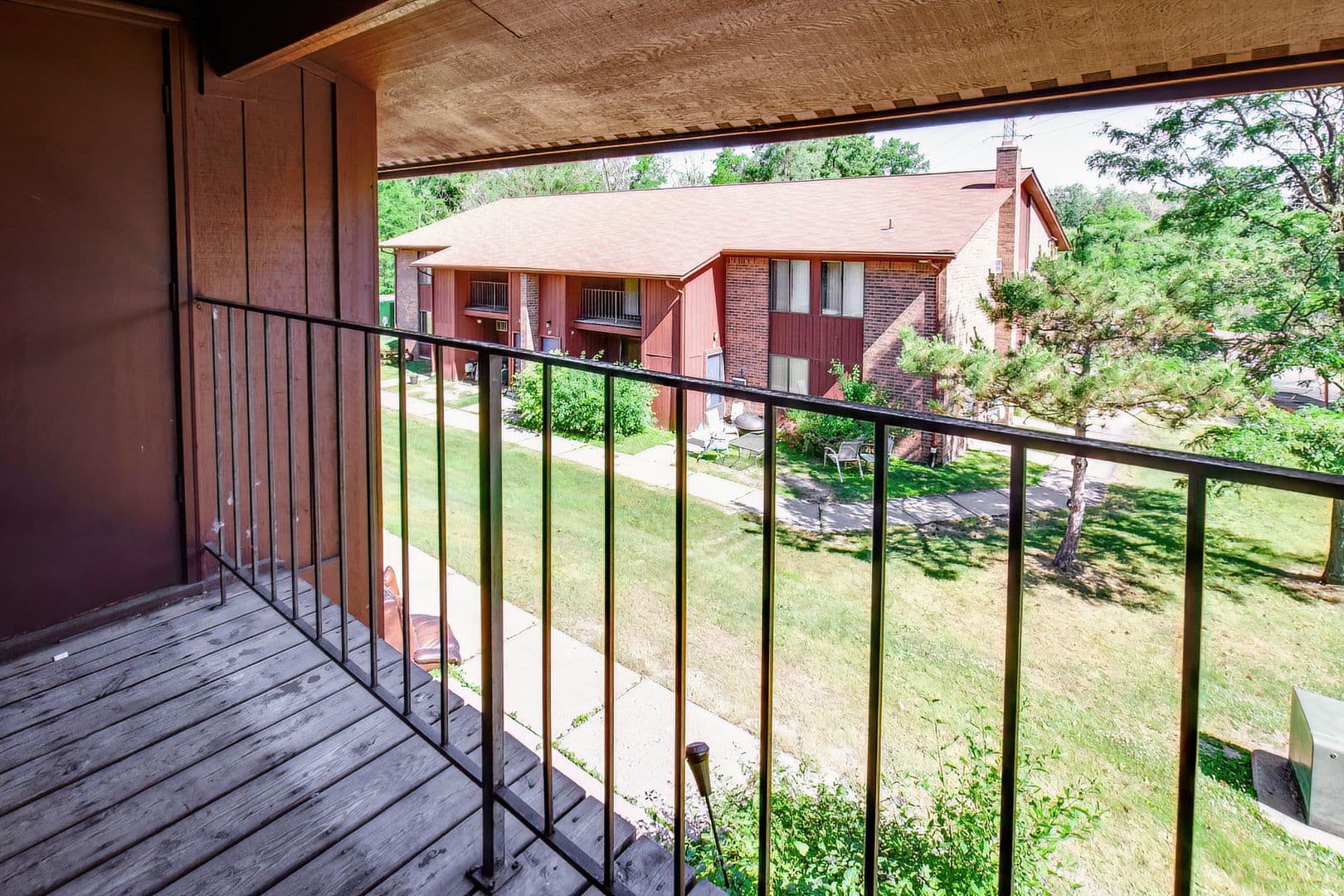 Pontiac Apartment: 505 Old Oak Ct