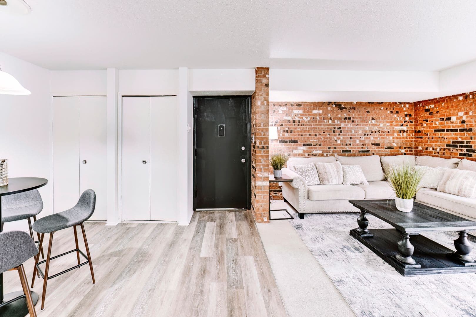 Pontiac Apartment: 505 Old Oak Court
