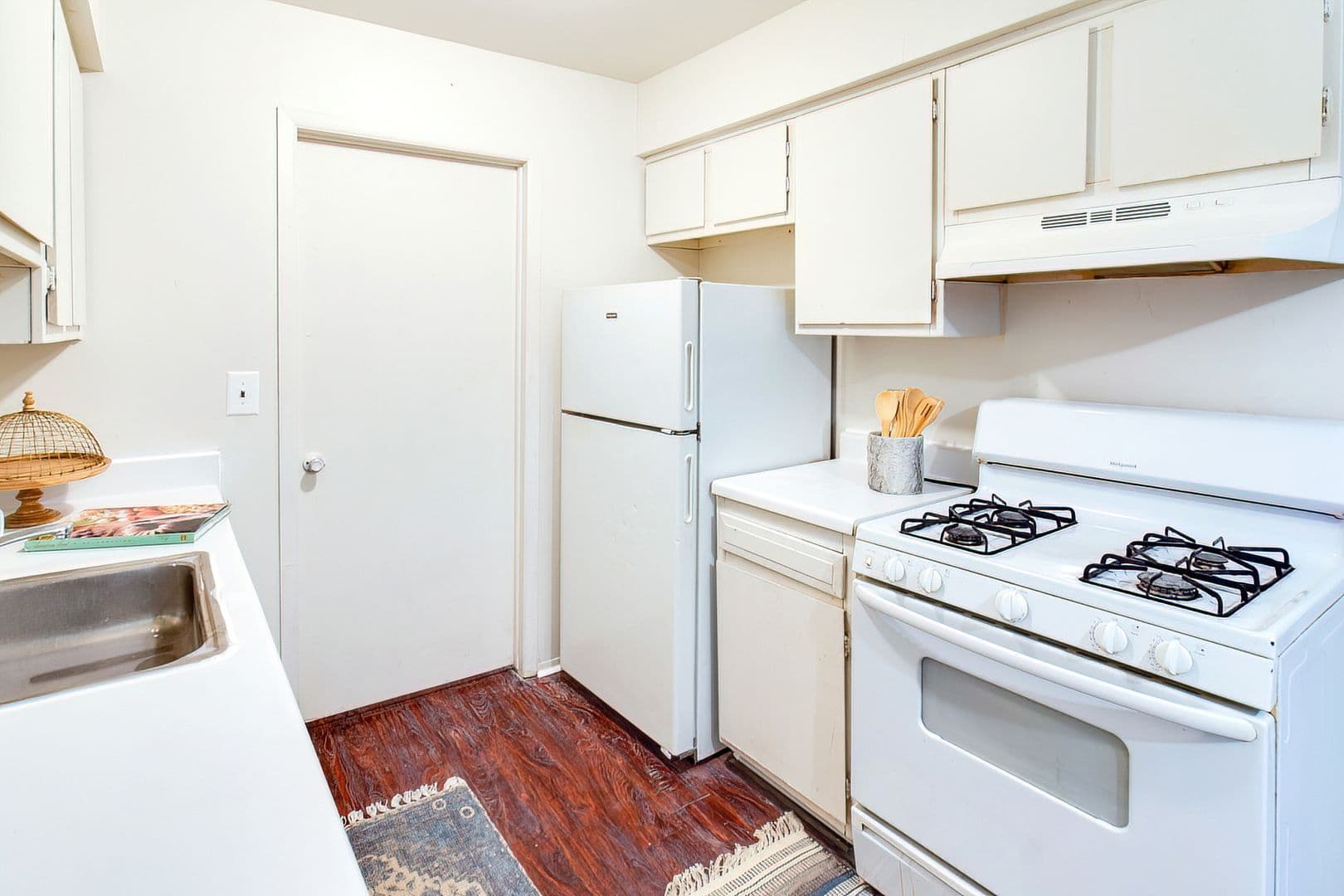 Pontiac Apartment: 505 Old Oak Ct