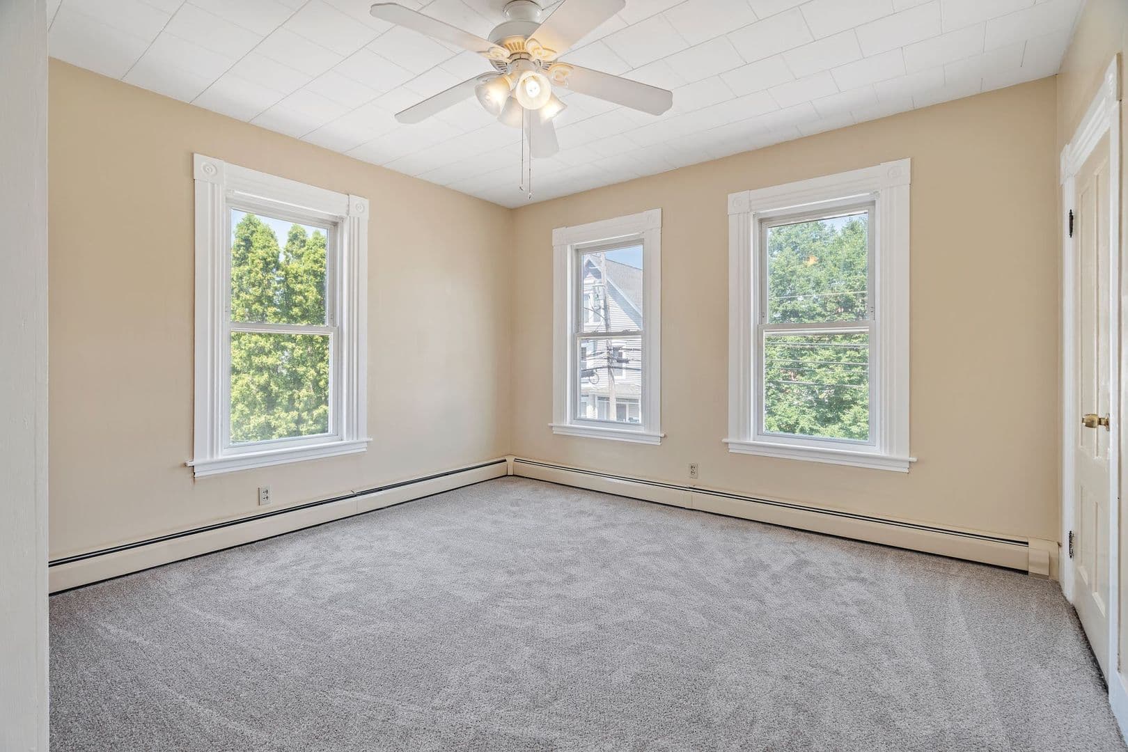 Manchester Apartment: 135 Sagamore St