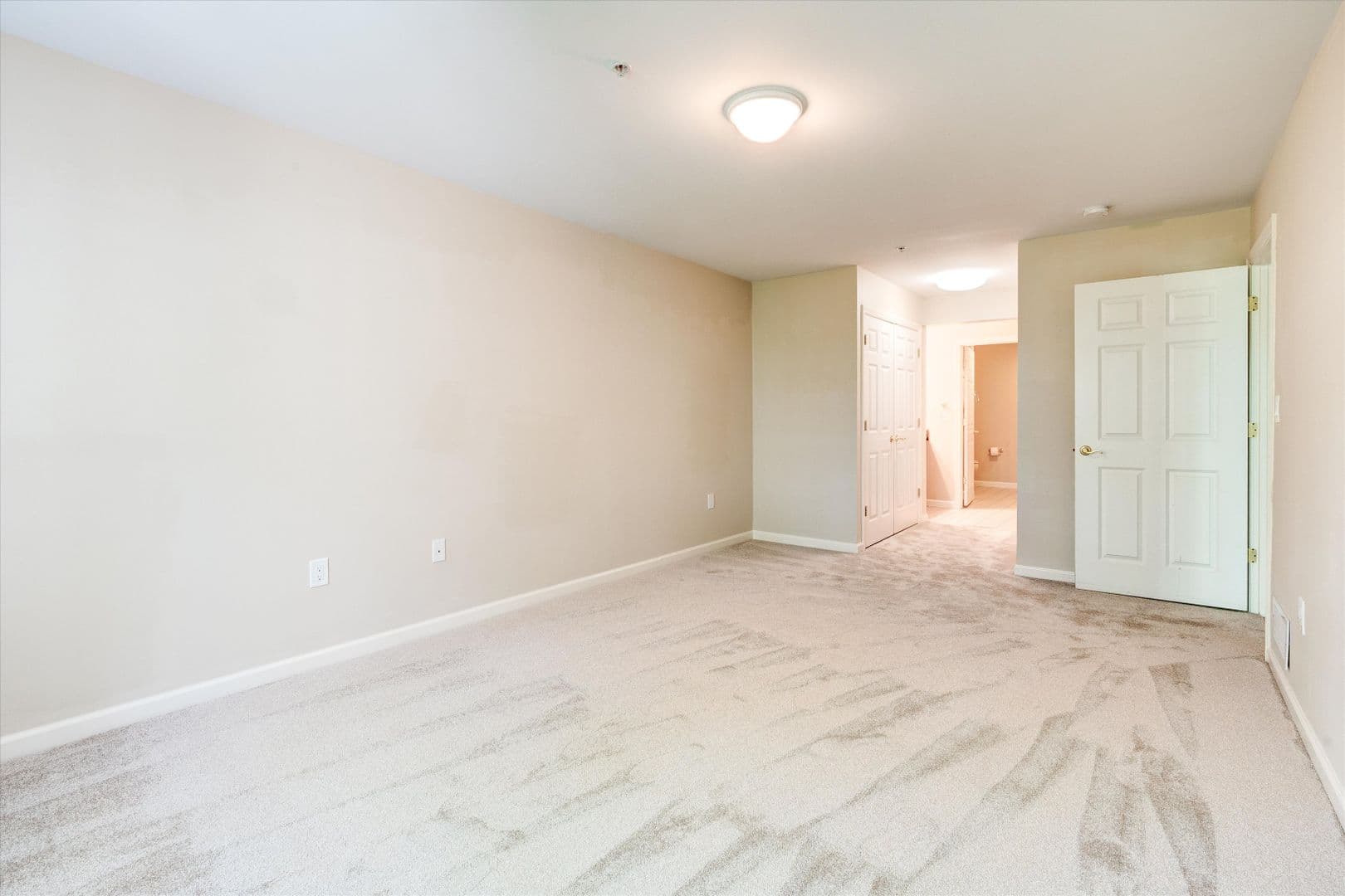 Manchester Apartment: 3 Country Club Drive Unit 103