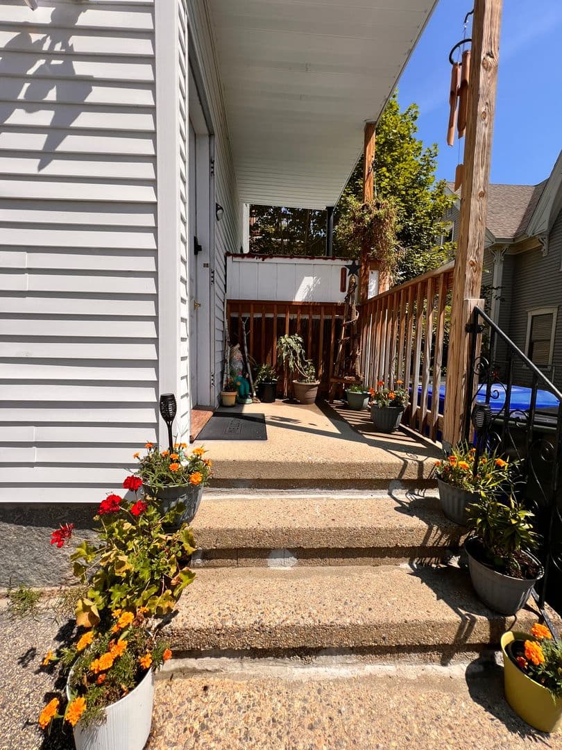 Manchester Apartment: 135 Sagamore St
