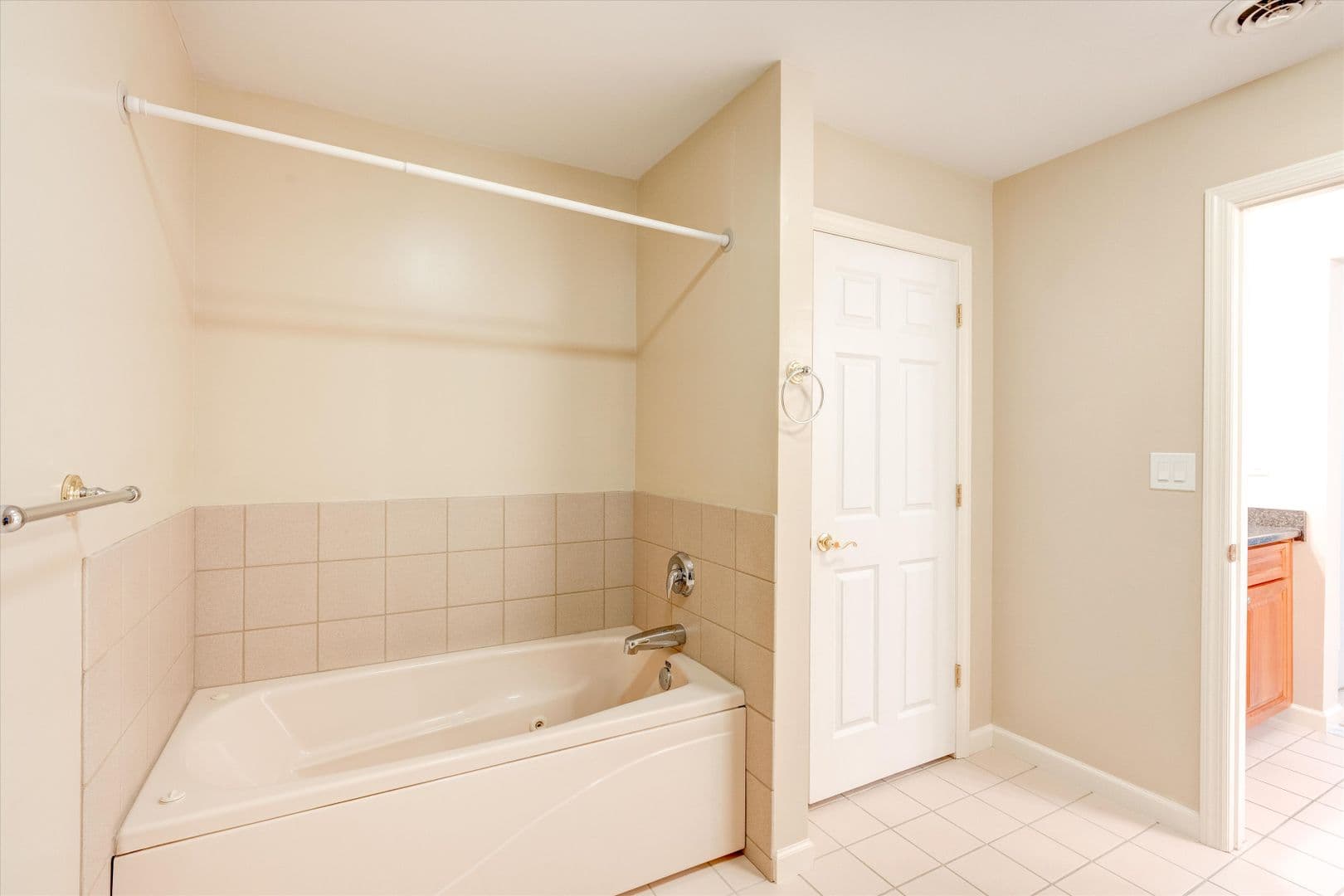 Manchester Apartment: 3 Country Club Drive Unit 103