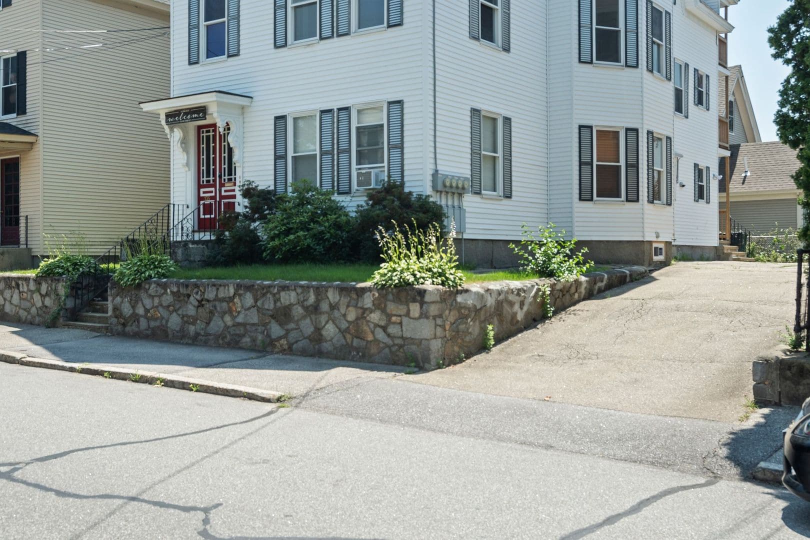 Manchester Apartment: 135 Sagamore St