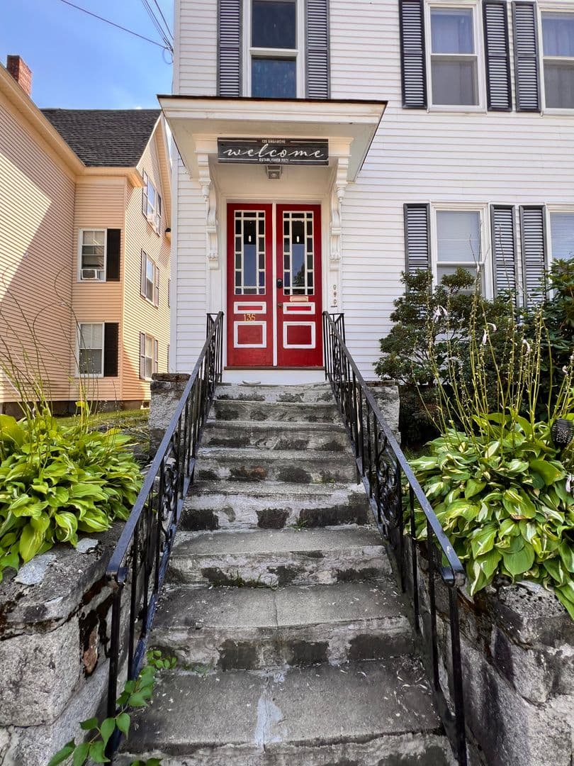 Manchester Apartment: 135 Sagamore St