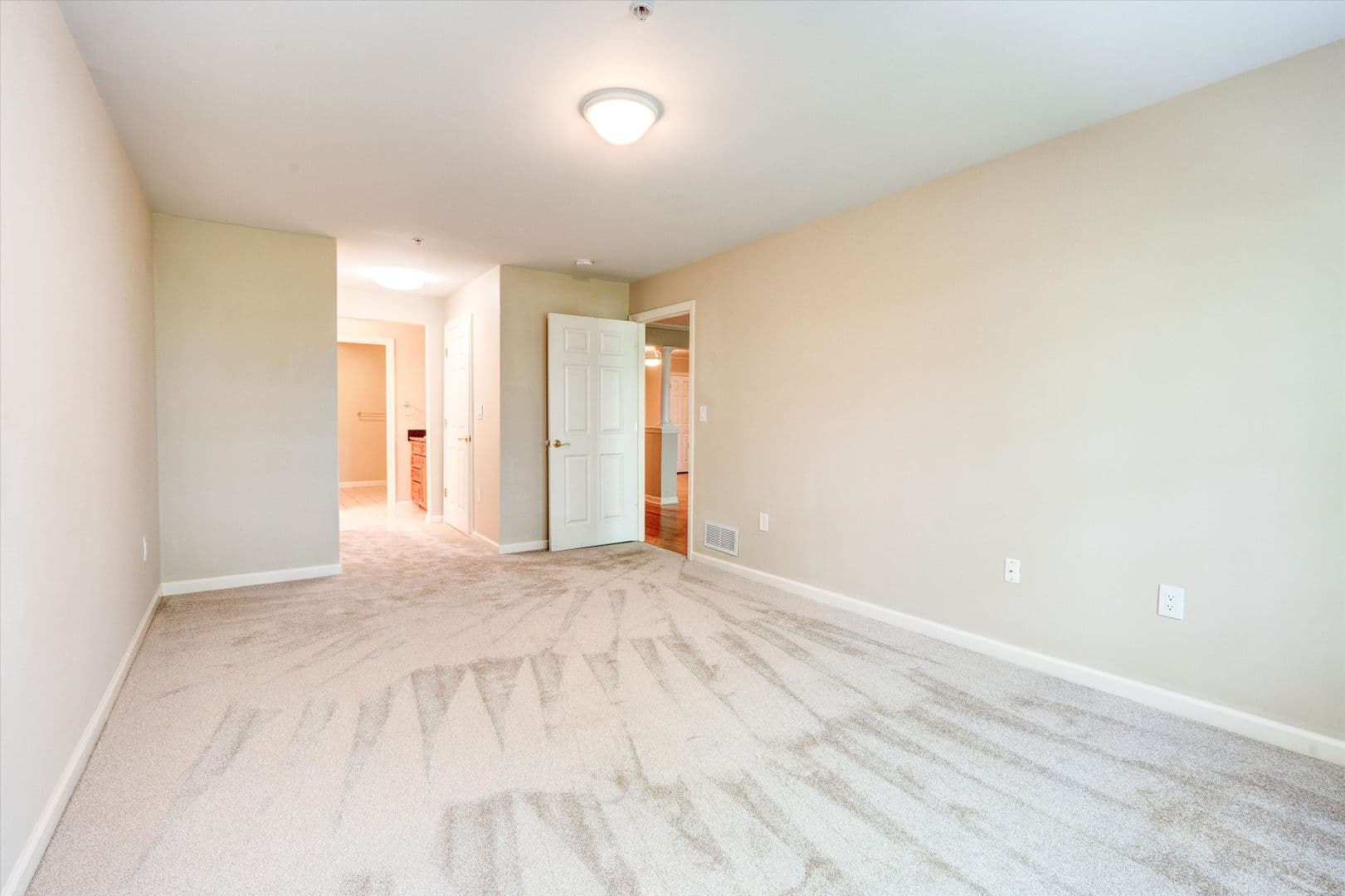 Manchester Apartment: 3 Country Club Drive Unit 103