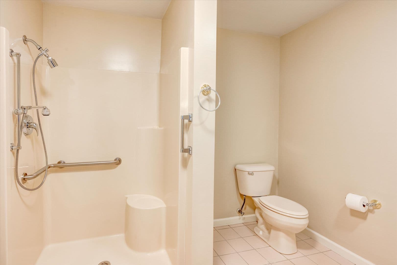 Manchester Apartment: 3 Country Club Drive Unit 103
