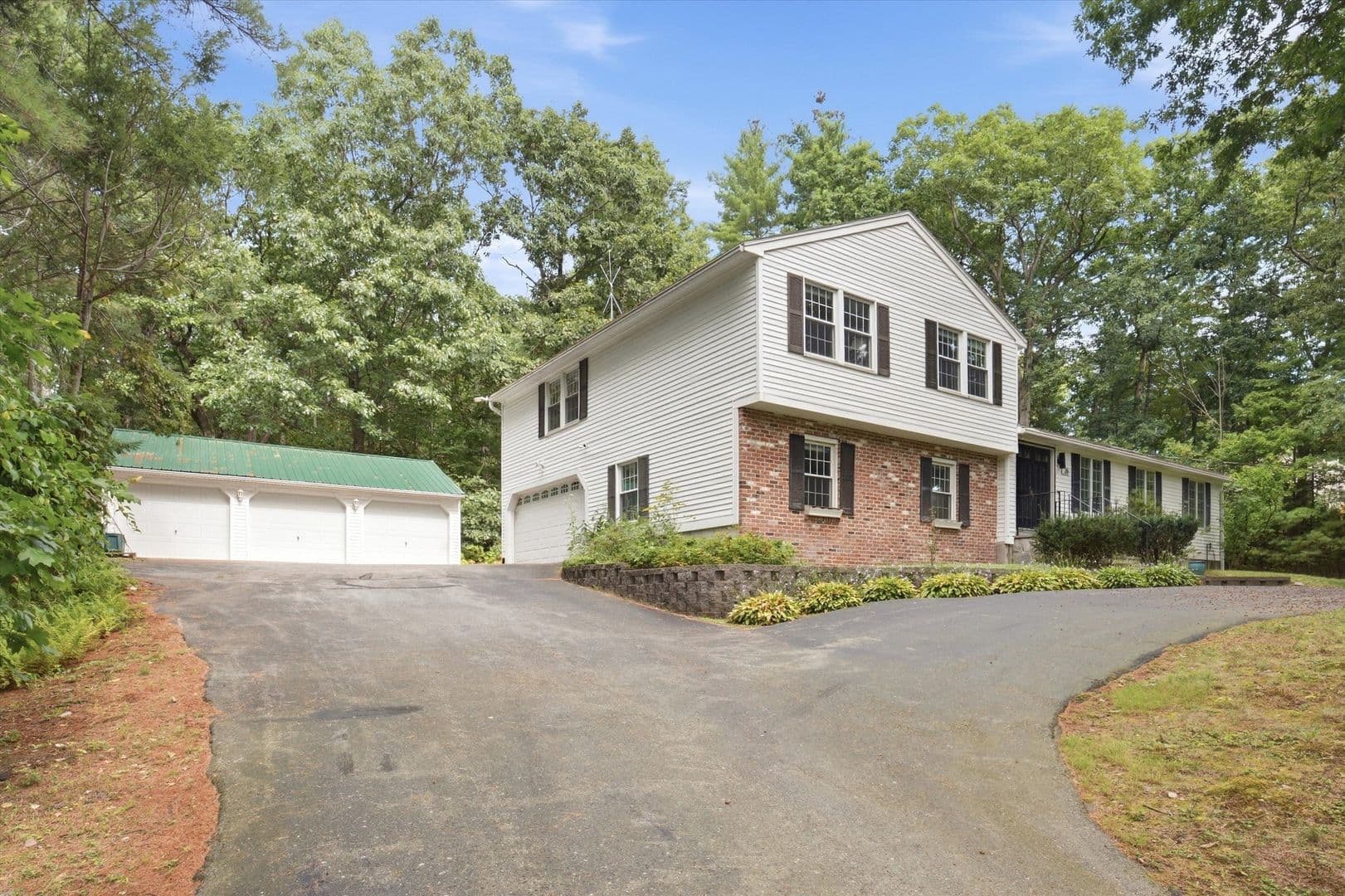 Hollis House: 26 Louise Drive