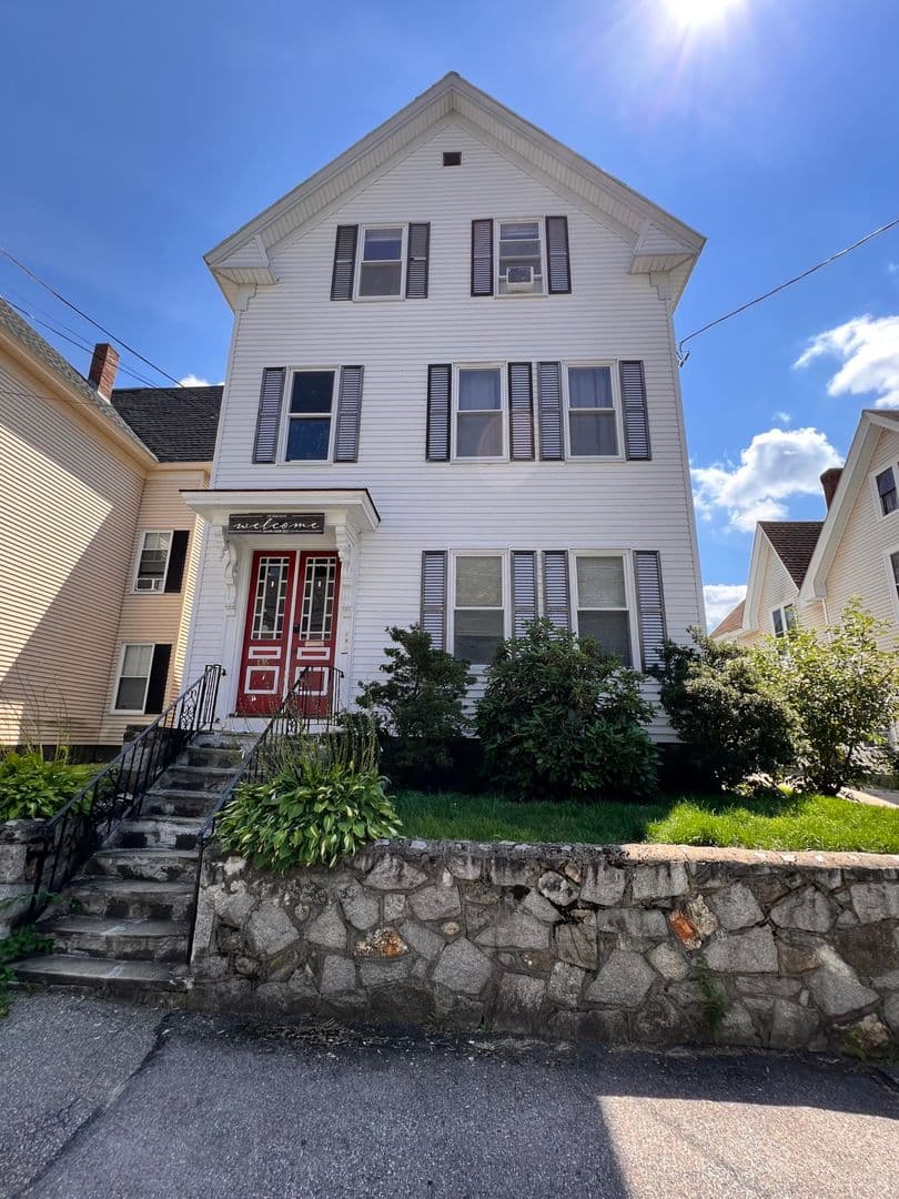 Manchester Apartment: 135 Sagamore St