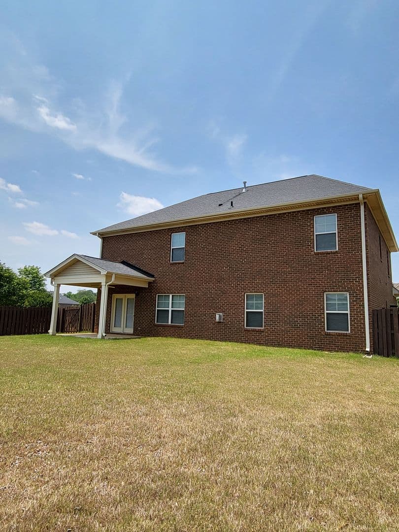 Madison House: 284 Big Oak Ln