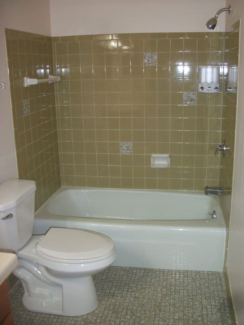 WAUKESHA Apartment: 305-409 SHEFFIELD ROAD