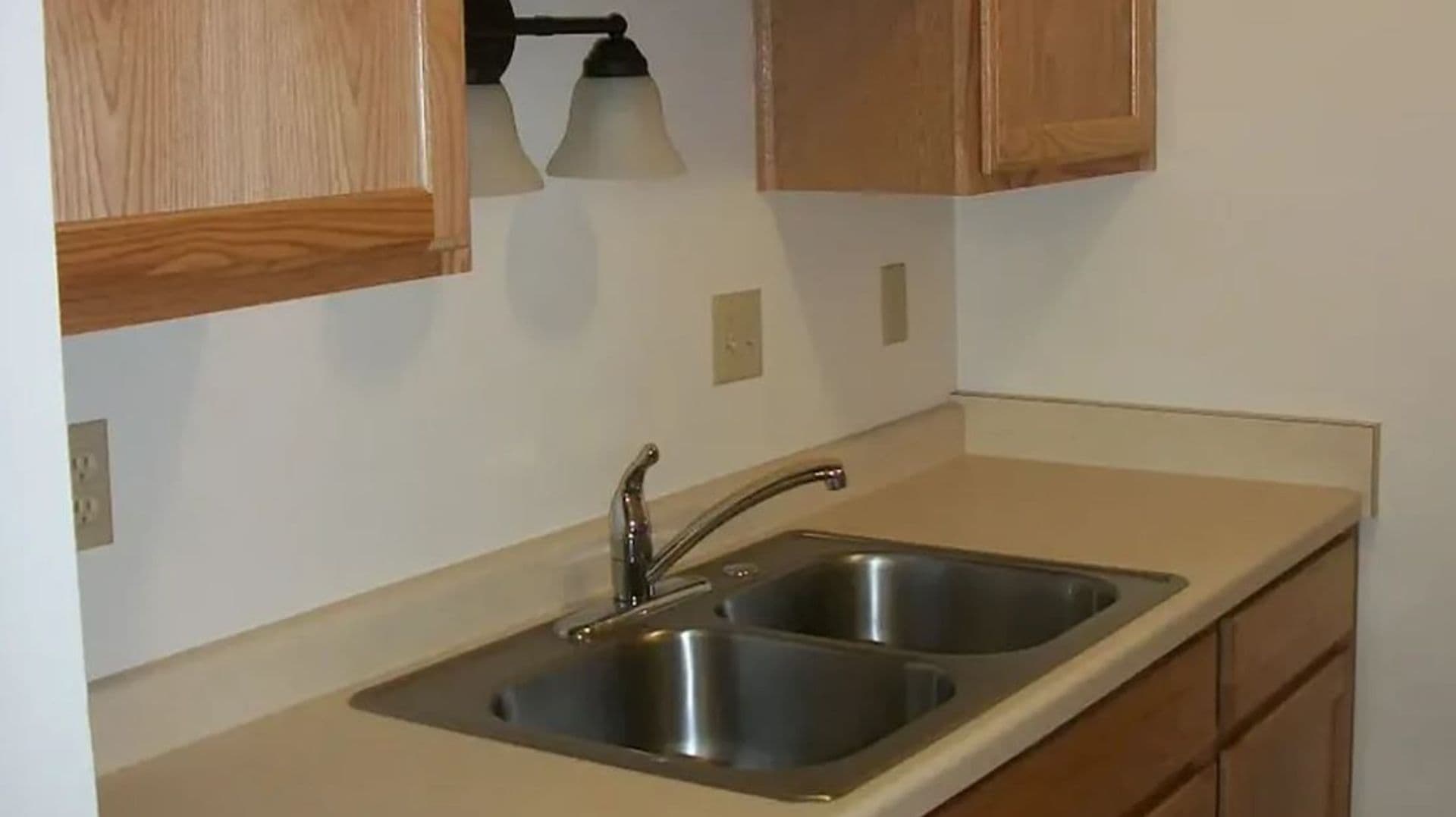 WAUKESHA Apartment: 305-409 SHEFFIELD ROAD