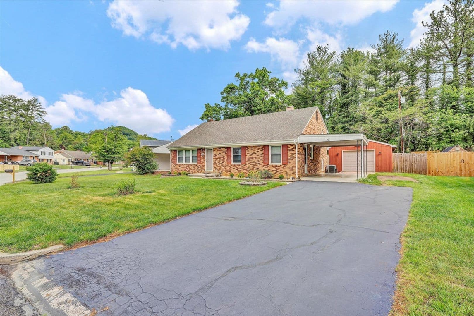 Roanoke House: 3166 Galloway Drive