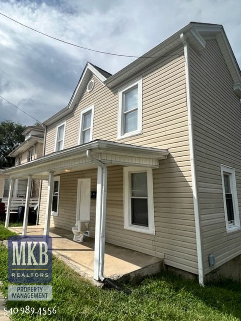 Roanoke House: 501 Rutherford Ave NW