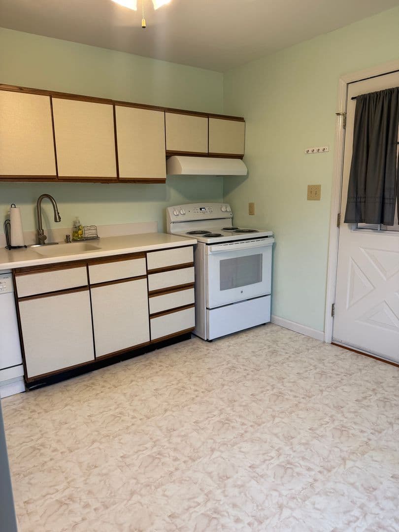 Roanoke House: 5103 Woodlawn Road