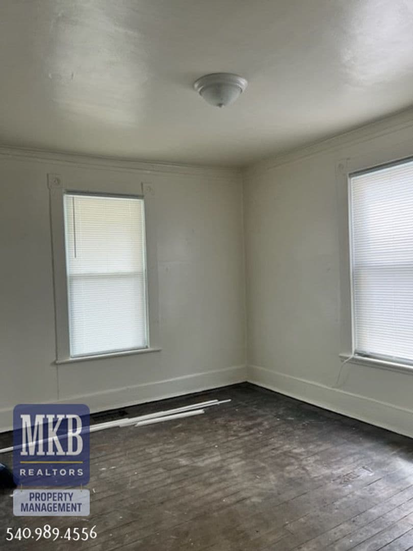 Roanoke House: 501 Rutherford Ave NW