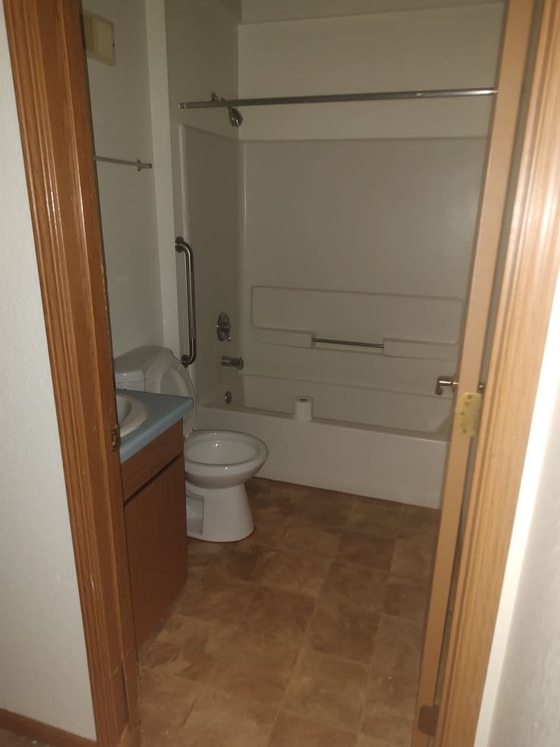 Racine Apartment: 1130 Carlisle Ave
