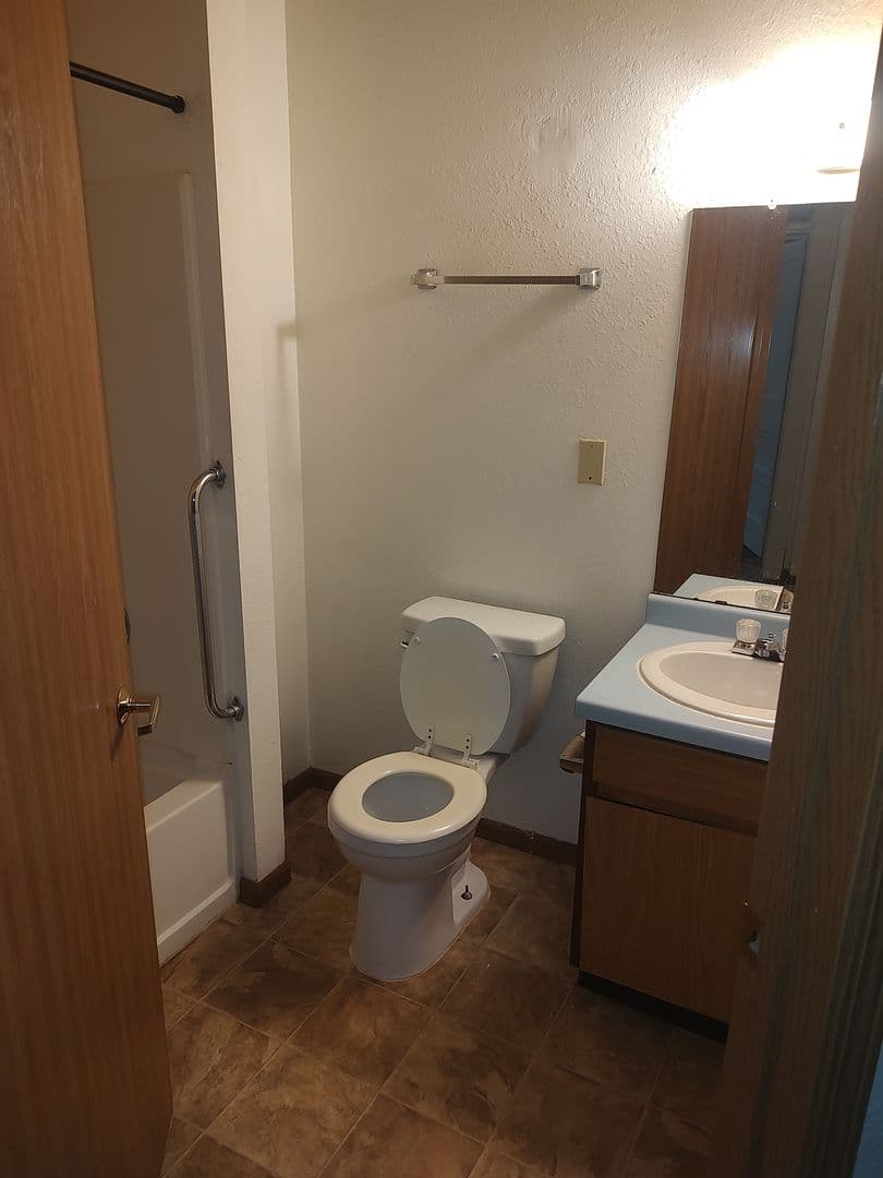 Racine Apartment: 1130 Carlisle Ave