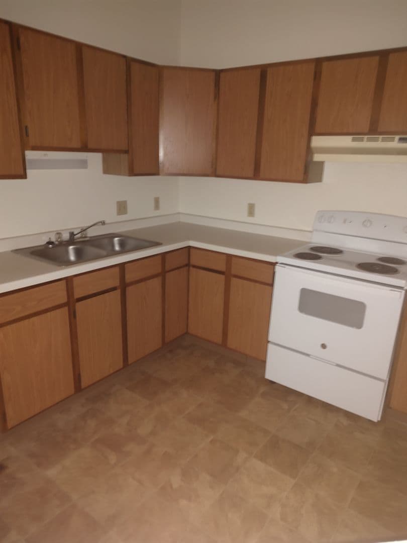 Racine Apartment: 1130 Carlisle Ave