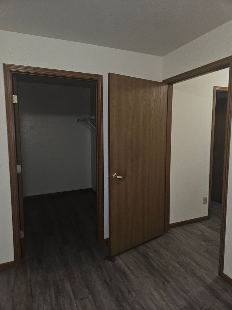 Monroe Apartment: 812 6th Street