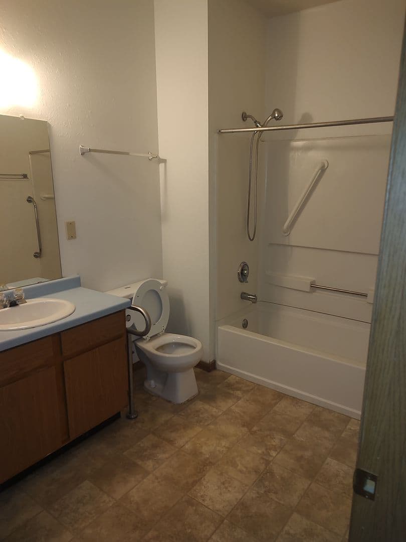 Racine Apartment: 1130 Carlisle Ave