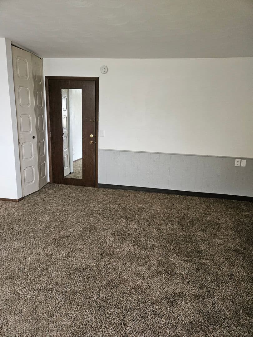 Marshfield Apartment: 311 W Kalsched Street
