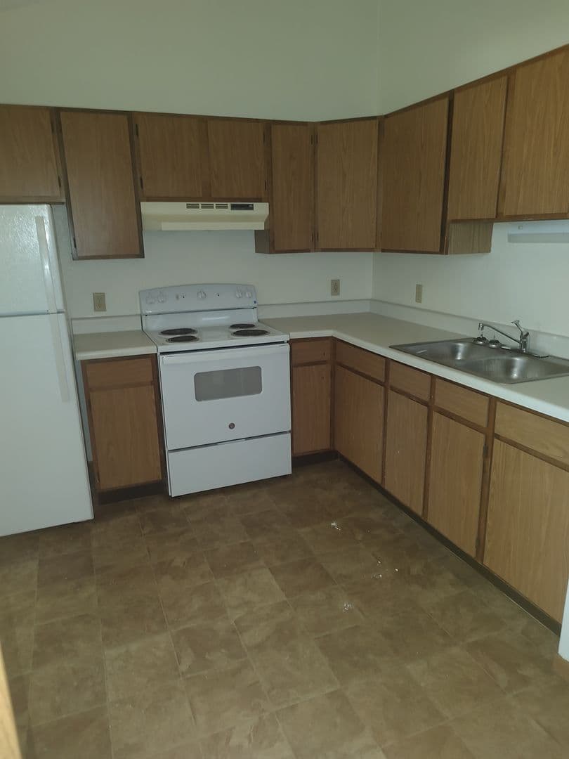 Racine Apartment: 1130 Carlisle Ave