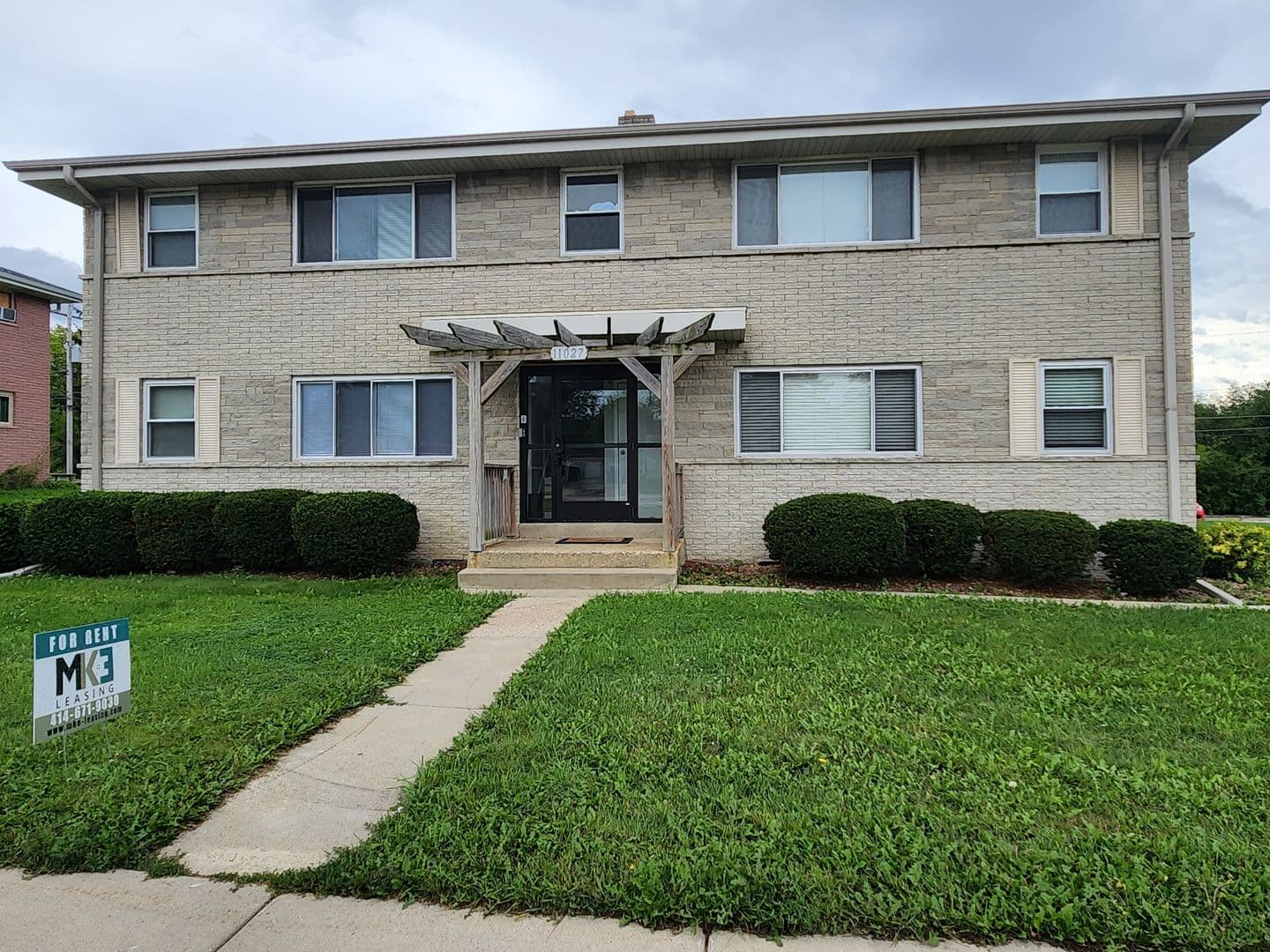 Milwaukee Apartment: 11027 W Hampton Ave