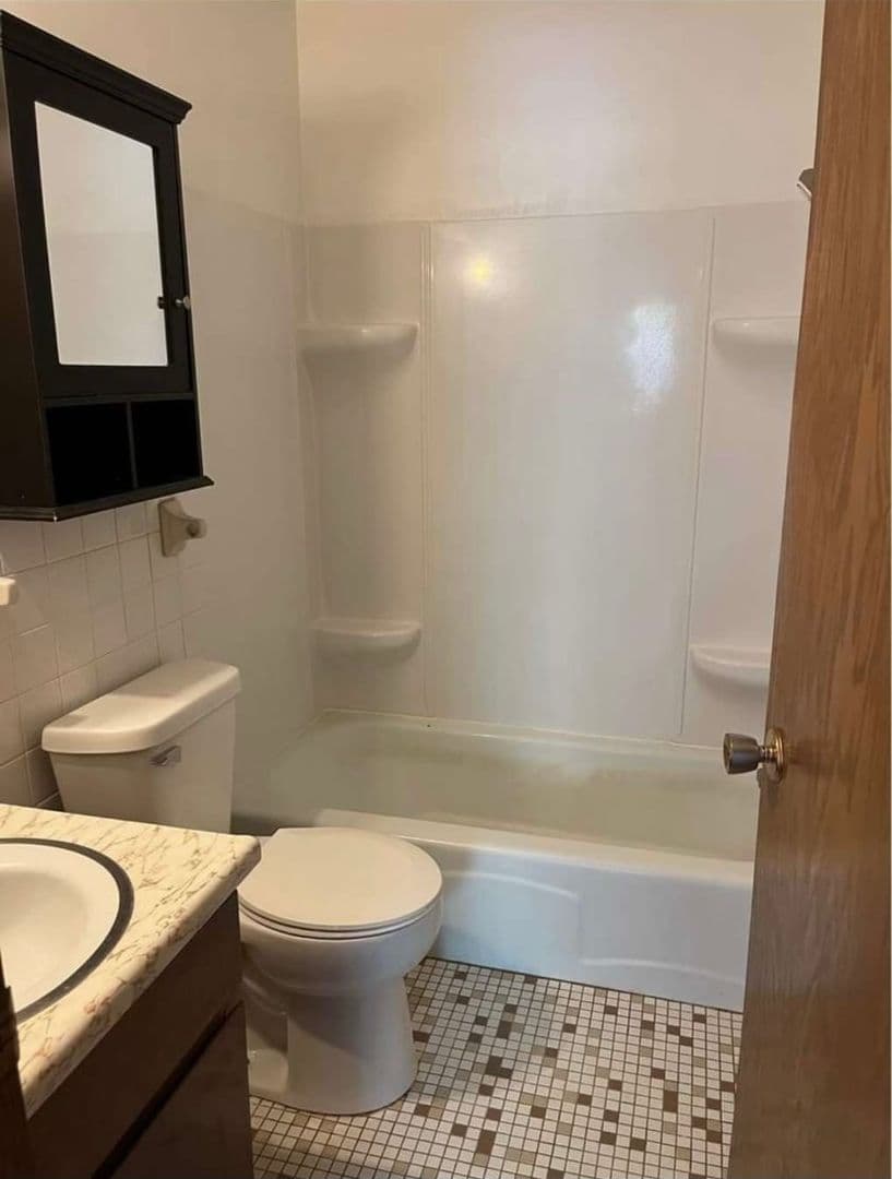 Avon Apartment: 607 Chinook Ave SW