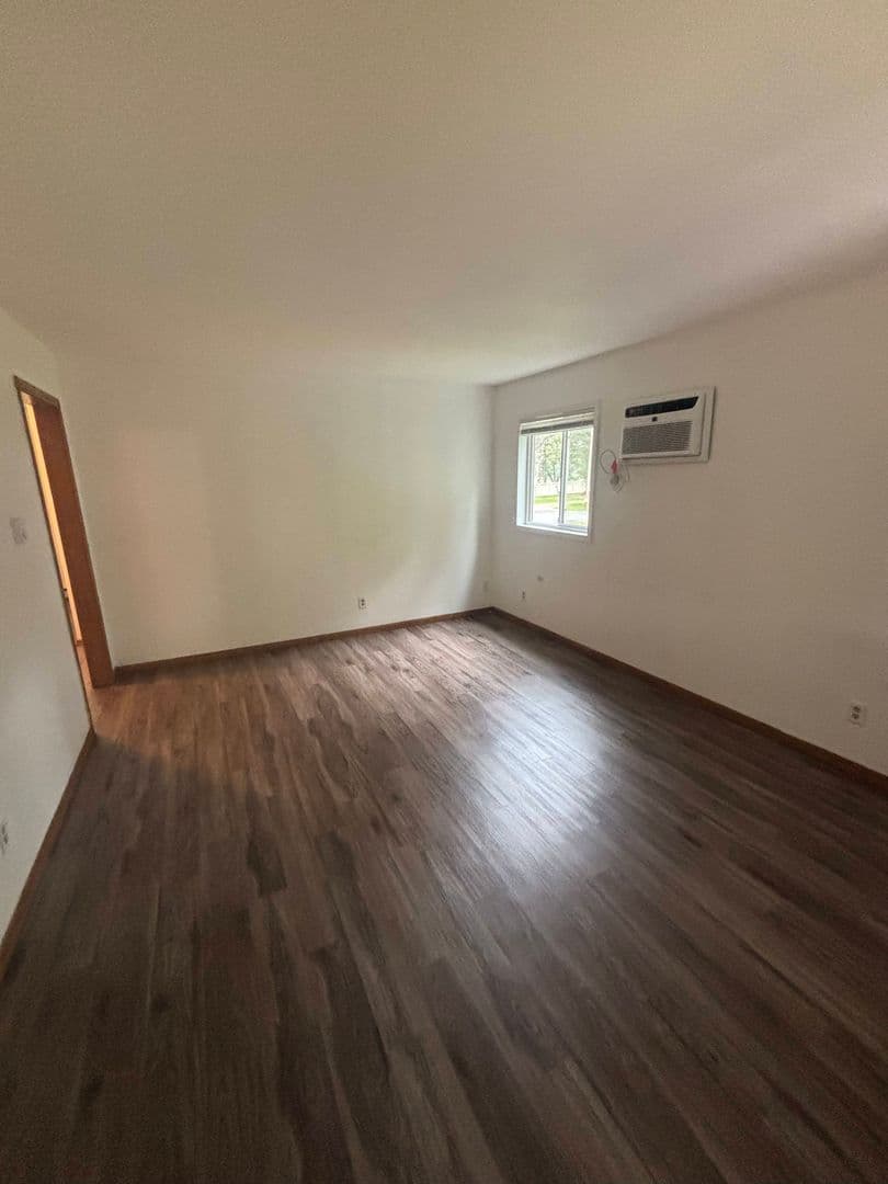 Avon Apartment: 607 Chinook Ave SW