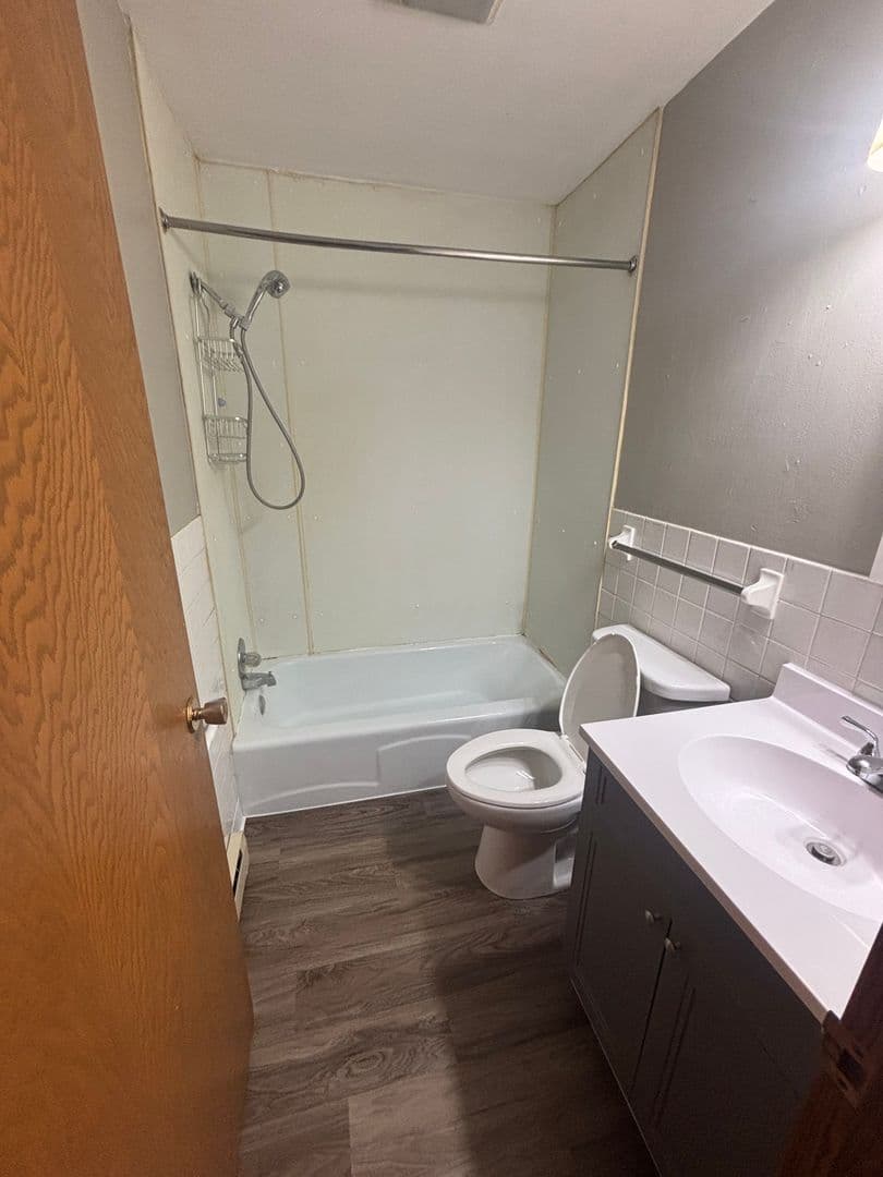 Avon Apartment: 607 Chinook Ave SW
